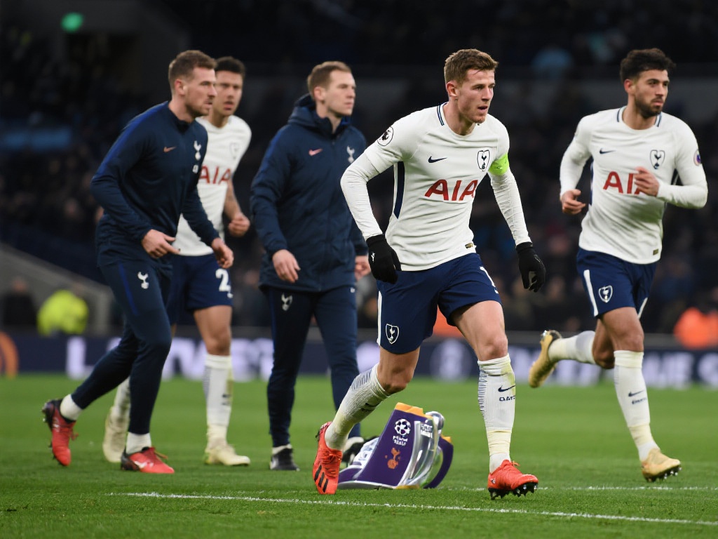 在现代足球中，顶级俱乐部往往需要在多个赛